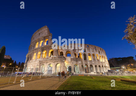 Le colisée la nuit, Rome, Italie Banque D'Images