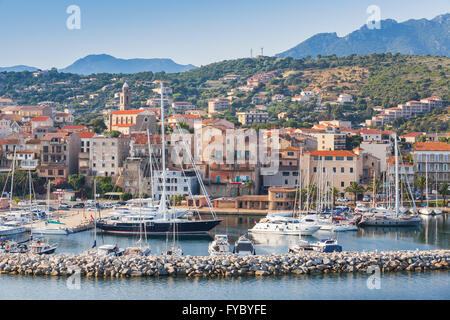 Paysage côtier de Propriano avec des yachts et bateaux à moteur, région sud de la Corse, France Banque D'Images