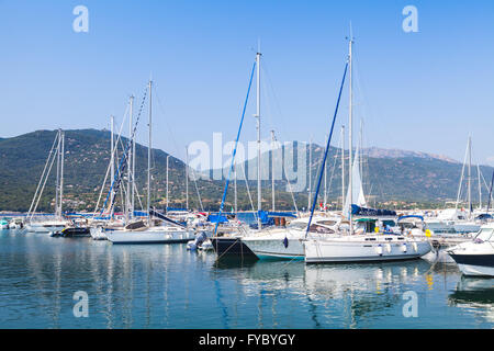 Propriano, France - le 3 juillet 2015 : le plaisir de luxe bateaux à moteur et des yachts amarrés dans port de plaisance de Propriano resort town Banque D'Images