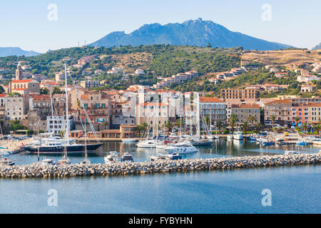 Propriano, France - le 4 juillet 2015 : le plaisir de luxe bateaux et yachts en port de plaisance de Propriano resort ville, région sud de la Corse Banque D'Images