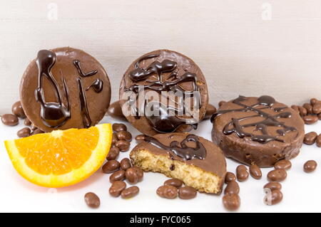 Sirop de chocolat cookies on white Banque D'Images