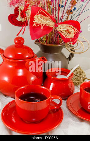 Service à thé en porcelaine rouge sur blanc Banque D'Images