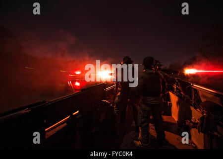 Les marins de la marine américaine avec quatre Escadron fluviales côtières fire M-240 et 50-cal mitraillettes au cours de tir réel de nuit, le 17 avril 2016 à Fort Knox, Kentucky. Membres de CORIVOR fournit la sécurité portuaire, à haute valeur de protection des actifs, et les opérations de sécurité maritime dans les eaux côtières et intérieures. Banque D'Images