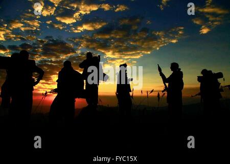 Les combattants du PKK kurde sont silhouette sur le coucher de soleil comme ils l'homme un poste de garde sur la ligne de front contre l'Etat islamique d'une photo de propagande publié par le 24 avril 2016, GPJ dans le Kurdistan irakien. Banque D'Images