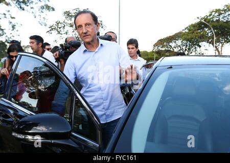 Le président de l'influente fédération de l'industrie de Sao Paulo Paulo Skaff quitte à la suite d'une réunion avec le Vice-président Michel Temer brésilien au Jaburu Palace 24 avril 2016 dans Brasi'lia, Bazil. Skaff a assuré que si Temer devient président à la suite de sa mise en accusation l'administration serait plus sympathique à l'industrie. Banque D'Images