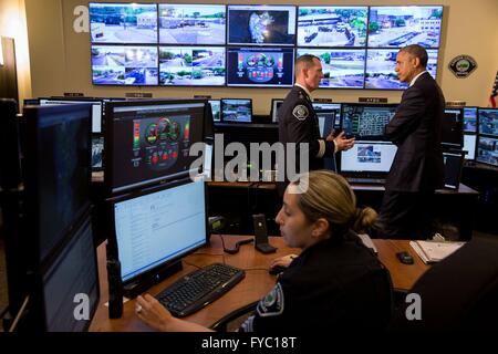 Président américain Barack Obama, avec Camden Comté Metro Police Chef John Scott Thomson lors d'une tournée de la tactique en temps réel au Centre de renseignement opérationnel au siège de la police du comté de Camden, le 18 mai 2015 à Camden, New Jersey. L'installation comprend la technologie pour surveiller les points chauds du crime, voie voiture de patrouille, et afficher les flux de caméra en direct tout au long de Camden. Banque D'Images