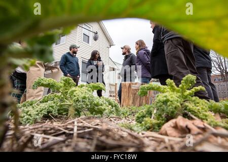 La première dame des États-Unis Michelle Obama visite un jardin à l'appui de son "Let's Move !" à la maison d'Eriks Brolis & Linda Bilsens 25 février 2016 à Washington, D.C. Banque D'Images