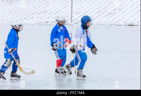 KOROLEV, RUSSIE - 8 mars 2016 : les jeunes garçons au cours de la formation de hockey en plein air au stade Vympel Banque D'Images