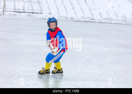 KOROLEV, RUSSIE - 8 mars 2016 : au cours de la formation de hockey en plein air au stade Vympel Banque D'Images