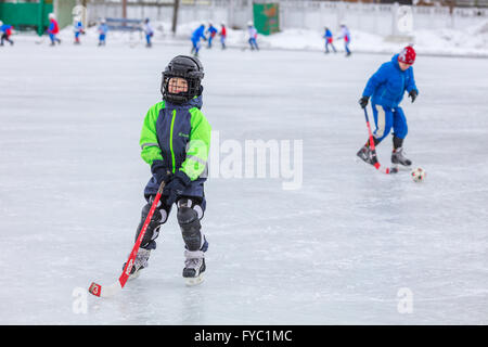 KOROLEV, RUSSIE - 8 mars 2016 : au cours de la formation de hockey en plein air au stade Vympel Banque D'Images