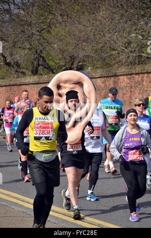 Londres, Royaume-Uni. 24 avril 2016, les coureurs de marathon de Londres 2016 la Vierge Banque D'Images