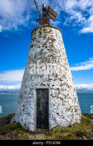 Le petit phare Bach Twr sur l'île d'Anglesey, Llanddwyn Banque D'Images