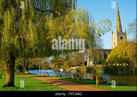 L'église Holy Trinity, lieu de sépulture de William Shakespeare, est au-dessus de la rivière Avon à Stratford upon Avon Banque D'Images