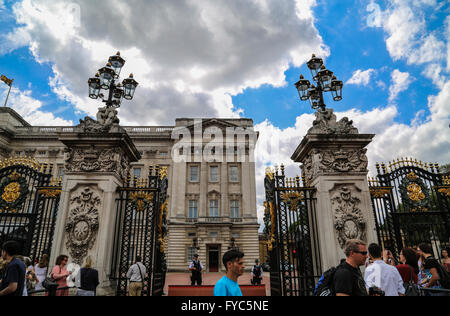 Une foule de touristes en dehors de la porte avant du palais de Buckingham. Banque D'Images