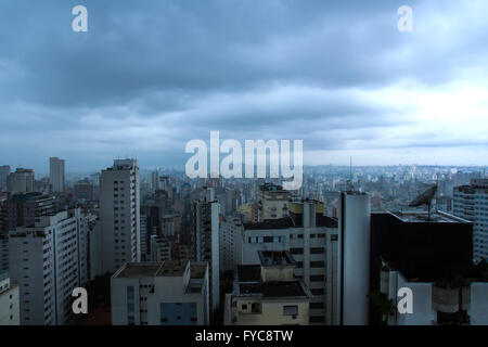 Au cours de la pollution l'horizon de Sao Paulo, Brésil, Amérique du Sud. Banque D'Images