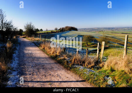 Matin glacial le long de la route d'une ancienne route romaine de Bath-Silchester sur Morgan's Hill, vue ici vers l'ouest. Banque D'Images