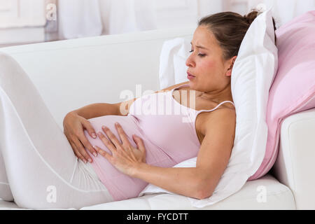 Femme enceinte, contraction Banque D'Images