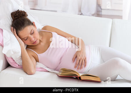 PREGNANT WOMAN RESTING Banque D'Images