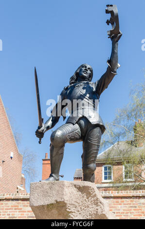 Statue du Roi Richard III dans la Cathédrale de Leicester Gardens Banque D'Images