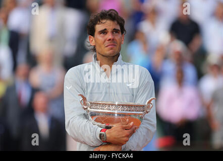 Rafael Nadal, ESP, une réaction émotive lors de la cérémonie de remise des prix, 2014 Open de France, Roland Garros, Paris, France Banque D'Images