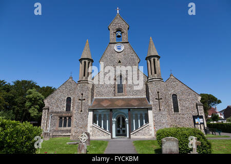 Construit en pierre de silex St James Church avec clocher pignon et porche couvert, Havant, Hampshire, Angleterre, Royaume-Uni Banque D'Images