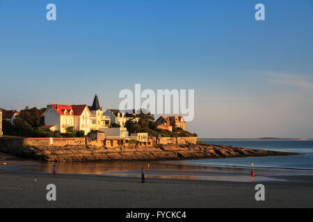 Maisons en bord de mer dans la lumière du soir, Conche de Saint Palais, Saint-Palais-sur-Mer, Région Bretagne, France Banque D'Images