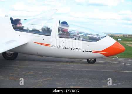 Deltaplane biplace Grob G103A Twin II formation Acro planeur à l'Herefordshire Club de vol à l'aérodrome de Shobdon UK Banque D'Images