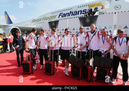 L'arrivée de l'équipe nationale allemande après leur victoire à la Coupe du Monde de la FIFA 2014 à Tegel, Berlin, Allemagne Airport Banque D'Images