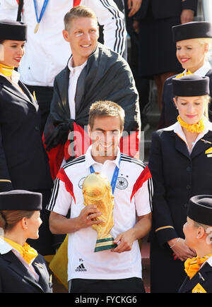 Philipp Lahm avec le trophée et Bastian Schweinsteiger, l'arrivée de l'équipe nationale allemande après leur victoire à la coupe Banque D'Images