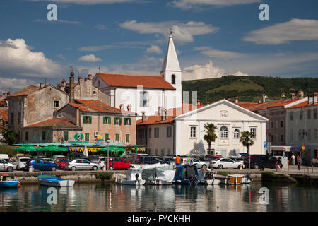 Port et vue de la ville de Izola, côte Adriatique, littoral slovène, la Slovénie Banque D'Images