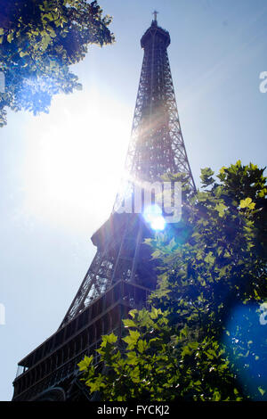 Une vue générale de la Tour Eiffel dans le Champ de Mars à Paris. France Banque D'Images