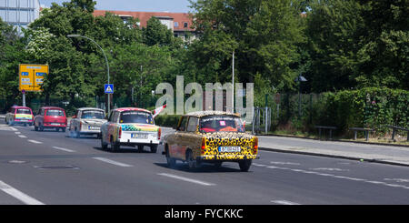 Les voitures Trabant ou Trabis sur la route, Safari Trabi, Berlin, Allemagne Banque D'Images