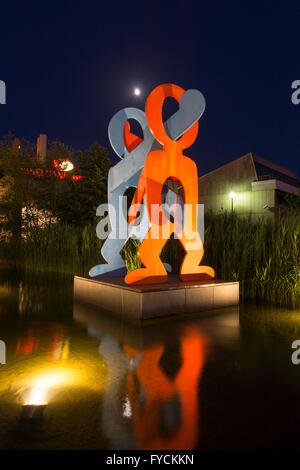 Sculpture 'Untitled', 'Les boxeurs' par Keith Haring, Eichhornstraße street, Potsdamer Platz, Berlin, Allemagne Banque D'Images