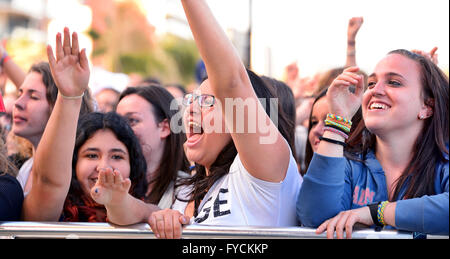 Barcelone - le 23 mai : Les Filles de l'auditoire en face de la scène, en train d'encourager leurs idoles au Primavera Pop. Banque D'Images