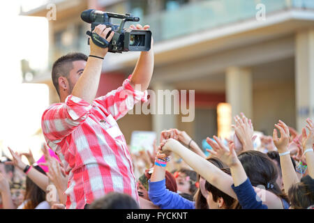 Barcelone - le 23 mai : une journaliste vidéo Enregistrement au fans au Primavera Festival pop de Badalona. Banque D'Images
