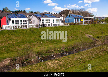 L'Europe, l'Allemagne, en Rhénanie du Nord-Westphalie, Dortmund, le recultivated Emscher rivière près du lac Phoenix dans le district Hoerde, hous Banque D'Images