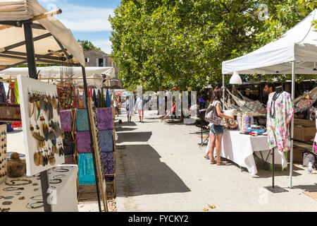 Samedi marché plein air dans le village de Lourmarin, Vaucluse, PACA, France (classé parmi les plus beaux village de Fran Banque D'Images