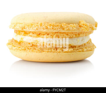 Macaron jaune isolé sur fond blanc. Banque D'Images