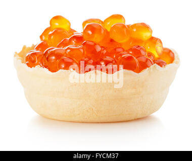 Tartelettes au caviar rouge isolé sur fond blanc. Banque D'Images