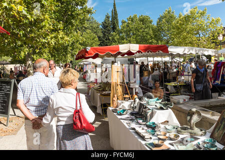 Samedi marché plein air dans le village de Lourmarin, Vaucluse, PACA, France (classé parmi les plus beaux village de Fran Banque D'Images