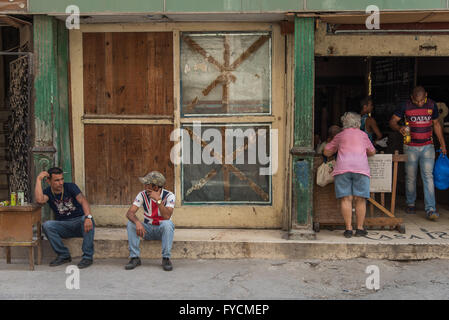 Les cubains qui vaquent à leur vie quotidienne dans les rues de la Vieille Havane, Cuba. Très détendu et paisible. Banque D'Images