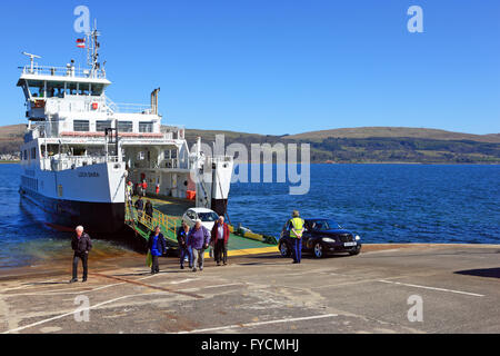 Les passagers et les voitures débarquent sur l'île de (Cumbrae) du Calmac ferry, Loch Shira, qui s'étend entre Largs et (Cumbrae) Banque D'Images