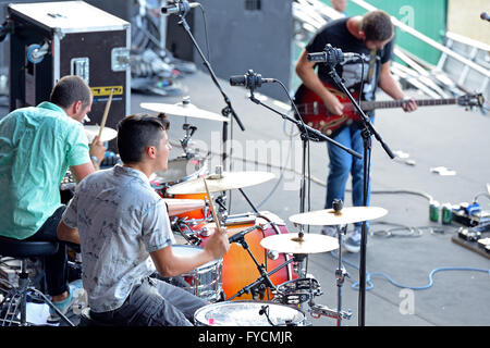 MADRID - SEPT 13 : Double drummers et guitariste de Perro (band) en concert au Festival Dcode. Banque D'Images