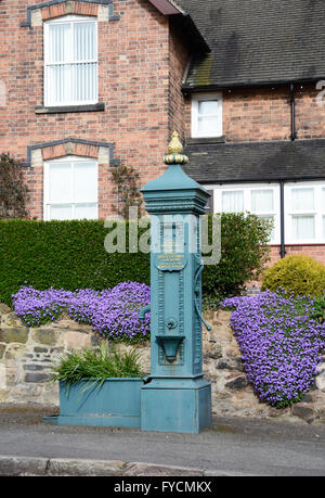 Pompe à eau victorien & glycine, Stanton par Dale village, Derbyshire, Banque D'Images