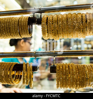 Portoirs de bracelets en or à vendre sur afficher dans une vitrine, Gold Souk, Al Ras, DUBAÏ, ÉMIRATS ARABES UNIS Banque D'Images