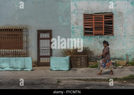 Les cubains qui vaquent à leur vie quotidienne dans les rues de la Vieille Havane, Cuba. Très détendu et paisible. Banque D'Images