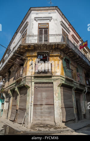 Architecture cubaine typique. Peinture aux couleurs vives et aux intempéries. La vieille Havane, Cuba Banque D'Images