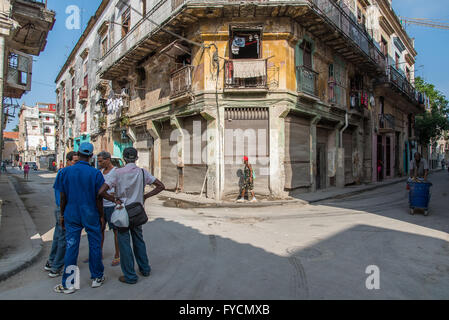 Les cubains qui vaquent à leur vie quotidienne dans les rues de la Vieille Havane, Cuba. Très détendu et paisible. Banque D'Images