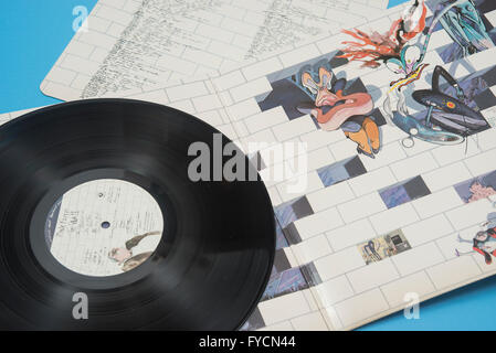 Le mur album sur vinyl de Pink Floyd avec manchon original artwork par Gerald Scarfe Banque D'Images