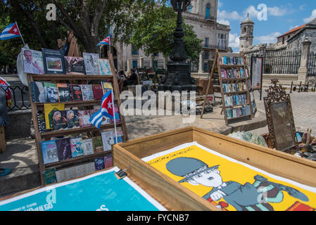 La place touristique principale de la vieille Havane, la Plaza de Armas, abrite un marché quotidien de seconde main qui vend des livres, des reliques, des objets de collection et des affiches. Cuba Banque D'Images